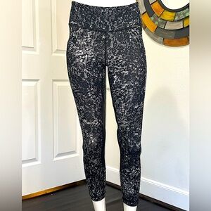 ATHLETA black & white abstract floral splatter leggings, 3/4 length, mesh calves
